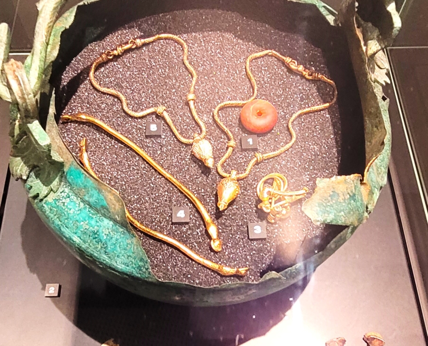 Vitrine AalenMetalltopf mit Funden